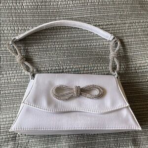 Elegant White Handbag with Bow Accent